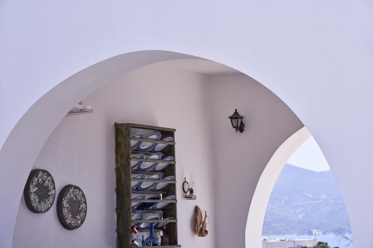 Glarakia Adamantas (Milos)